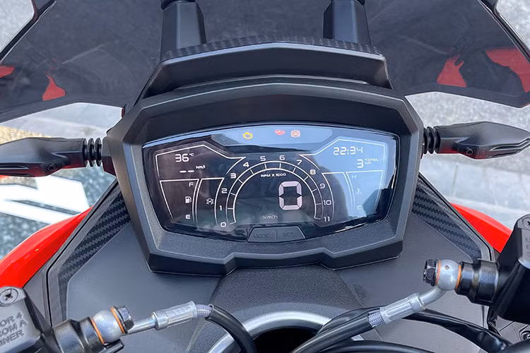 Bảng đồng hồ kỹ thuật số với màn hình LCD lớn cung cấp tất cả dữ liệu về xe, có thể được lựa chọn bằng nút MODE trên cụm điều khiển bên trái. Tay lái được cố định bằng một tấm nhôm đúc tinh tế mang logo Aprilia, trong khi bộ điều khiển tay lái trực quan và khá tiện dụng.