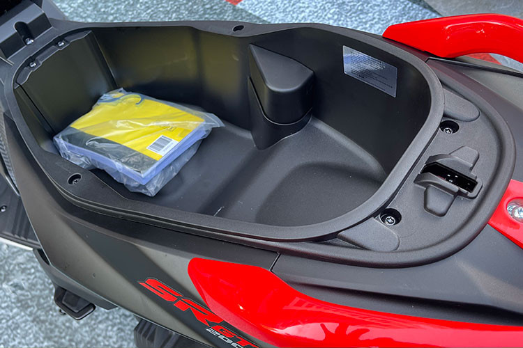 Mẫu xe ga thể thao nhà Aprilia có thể di chuyển trên những quãng đường dài hơn so với các đối thủ nhờ vào bình xăng với dung tích lớn 9 lít, cho phạm vi di chuyển khoảng 350 km cùng với cốp đựng đồ dưới yên xe có dung tích 25 lít có thể chứa được một mũ bảo hiểm cả đầu.