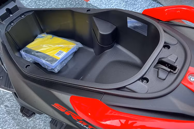 Mẫu xe ga thể thao nhà Aprilia có thể di chuyển trên những quãng đường dài hơn so với các đối thủ nhờ vào bình xăng với dung tích lớn 9 lít, cho phạm vi di chuyển khoảng 350 km cùng với cốp đựng đồ dưới yên xe có dung tích 25 lít có thể chứa được một mũ bảo hiểm cả đầu.