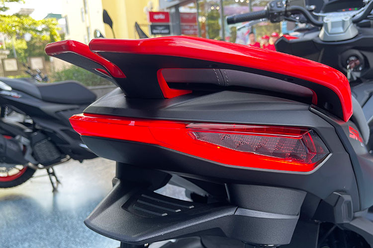 Aprilia SR GT200 được trang bị chìa khóa cơ, mở yên dạng nút bấm tương tự các mẫu xe của Vespa, Piaggio hiện nay. Đèn hậu xe dạng led thiết kế hiện đại, tay xách phía sau khá lớn cùng chiều cao yên ở mức 799 mm, cao hơn 19 mm so với đối thủ Honda ADV 160 thế hệ mới.