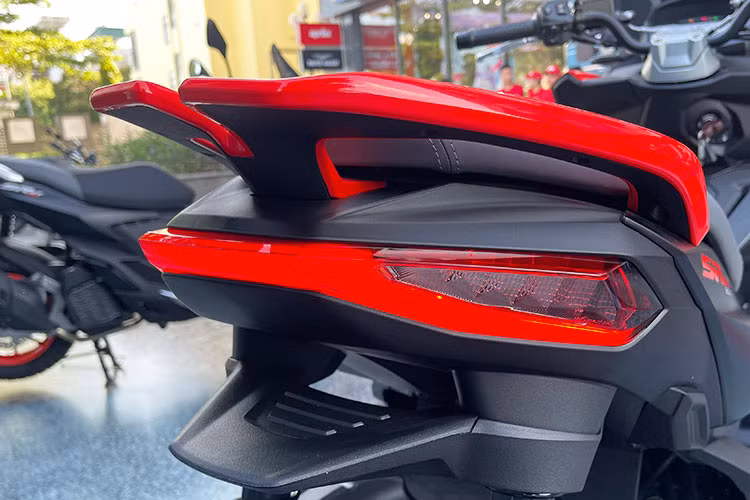 Aprilia SR GT200 được trang bị chìa khóa cơ, mở yên dạng nút bấm tương tự các mẫu xe của Vespa, Piaggio hiện nay. Đèn hậu xe dạng led thiết kế hiện đại, tay xách phía sau khá lớn cùng chiều cao yên ở mức 799 mm, cao hơn 19 mm so với đối thủ Honda ADV 160 thế hệ mới.