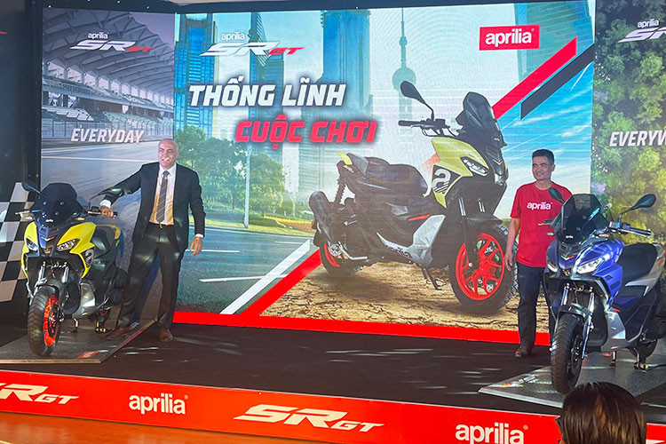 Piaggio Việt Nam vừa chính thức ra mắt mẫu xe tay ga thể thao Aprilia SR GT 200 2022 mới với phiên bản tiêu chuẩn và phiên bản thể thao, mở ra phân khúc xe tay ga thể thao trong dải sản phẩm mạnh mẽ của thương hiệu Aprilia, đem đến lựa chọn phong phú và ưu việt hơn cho khách hàng.