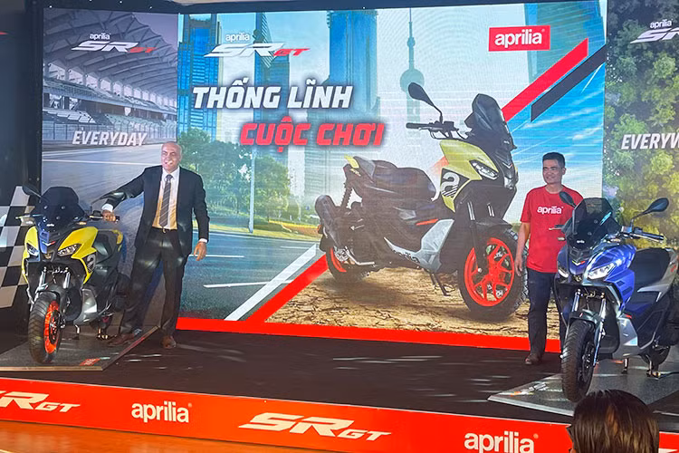 Piaggio Việt Nam vừa chính thức ra mắt mẫu xe tay ga thể thao Aprilia SR GT 200 2022 mới với phiên bản tiêu chuẩn và phiên bản thể thao, mở ra phân khúc xe tay ga thể thao trong dải sản phẩm mạnh mẽ của thương hiệu Aprilia, đem đến lựa chọn phong phú và ưu việt hơn cho khách hàng.