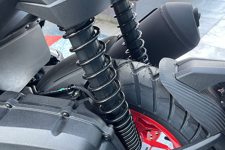 Bánh trước của xe được trang bị phuộc Showa với đường kính 33 mm và hành trình 122mm, lớn hơn 22% so với đối thủ cạnh tranh, bánh sau trang bị hai giảm xóc Showa tác động kép với lò xo và hành trình lò xo có thể điều chỉnh năm vị trí, với hành trình tương đương 102mm, cao hơn 7% so với đối thủ.
