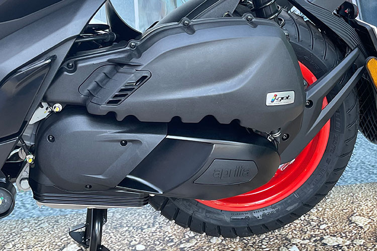 Cung cấp sức mạnh cho Aprilia SR GT200 là khối động cơ iGet dung tích 174cc có khả năng sản sinh công suất tối đa 17,4 mã lực tại 8.500 vòng/phút và mô-men xoắn cực đại đạt 16,5 Nm tại 7.000 vòng/phút.