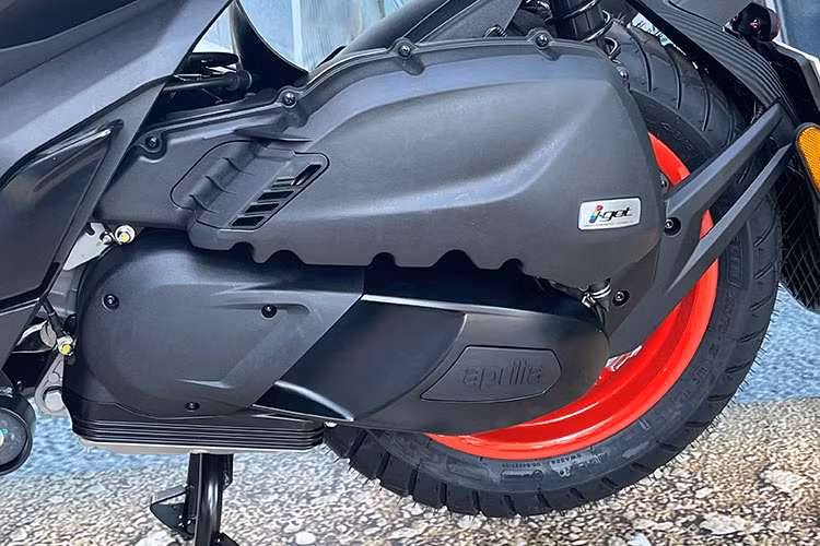 Cung cấp sức mạnh cho Aprilia SR GT200 là khối động cơ iGet dung tích 174cc có khả năng sản sinh công suất tối đa 17,4 mã lực tại 8.500 vòng/phút và mô-men xoắn cực đại đạt 16,5 Nm tại 7.000 vòng/phút.