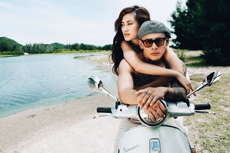 Tại Hồ Cốc, một chuyến du hành bắt đầu khi vi vu trên dòng xe mới nhất Vespa Sprint và Vespa Primavera mới, phút dừng chân của “Đi” khai mở cho buổi tiệc ngoài trời bằng một tinh thần tươi vui đầy cảm hứng, những khung ảnh lưu lại khoảnh khắc tràn đầy năng lượng.