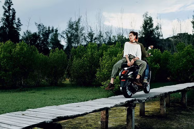 Phục trang mang tinh thần du ngoạn được hòa phối dựa trên phong cách của nền văn hóa giới trẻ (sub-culture) Tây phương những năm 1980 và 1990, đại diện cho lời tuyên ngôn thời trang mới của tuổi trẻ tiên phong, hãy cởi bỏ những thói quen trầm mặc và vui lên đi, bởi đây là thời đại của sự ngẫu hứng và tự do!