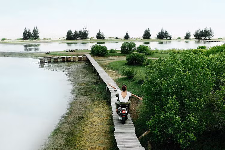 Cách chọn trang phục trong mỗi khung ảnh của concept “Đi” chẳng ngần ngại thách thức mọi chuẩn mực bởi cách hòa phối ngẫu hứng. Từ những trang phục căn bản như denim jumpsuit, áo chemise vải lụa chiffon, bralet quấn dây màu beige-gold, đầm high-waist pental-hemline…