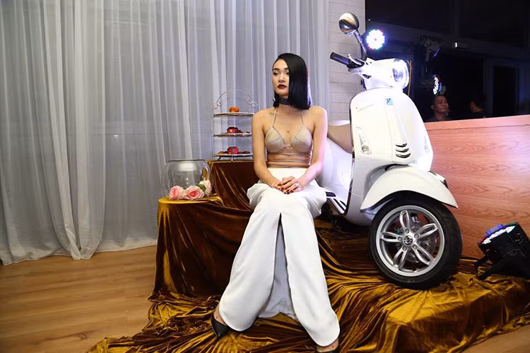 Tham gia vào cuộc thi lớn dành riêng cho Stylist lần này, mỗi người sẽ chọn cho mình một ekip gồm: nhiếp ảnh gia, nghệ sỹ trang điểm và làm tóc và thông qua buổi casting để tuyển chọn người mẫu phù hợp với ý tưởng cho bộ hình dự thi. Ban giám khảo gồm: bà Hương Color (Giám đốc Sáng tạo của cuộc thi), ông Marco Noto La Diega (Piaggio Việt Nam); nhà thiết kế Li Lam; bà Trần Thu Mai (Piaggio Việt Nam).