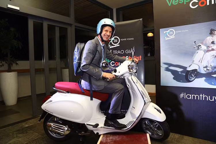 Công ty Piaggio Việt Nam và ban giám khảo vừa công bố kết quả cuộc thi Vespa Top Stylist Contest với sự tham dự của ba đội stylist gồm: Pông Chuẩn, Lê Minh Ngọc, Lâm Thúy Nhàn. Cuộc thi được tổ chức nhân dịp ra mắt định vị thương hiệu Vespa mới với thông điệp “Vespa – Ngẫu hứng lên ngôi”.