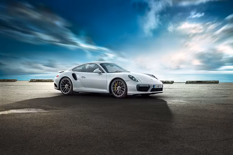 Trải qua hơn năm thập kỷ tồn tại, 911 đã làm nức lòng những người say mê xe thể thao với những thành công vẻ vang và vẫn luôn được xem là linh hồn của thương hiệu Porsche.