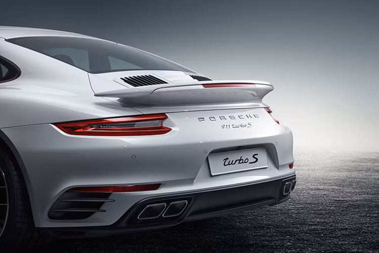 Với động cơ 6 xy-lanh dung tích 3,0 lít tăng áp kép, phiên bản 911 Carrera và 911 Carrera S, có công suất lần lượt là 370 mã lực (272 kW) và 420 mã lực (309 kW), tăng hơn 20 mã lực so với các phiên bản tiền nhiệm.
