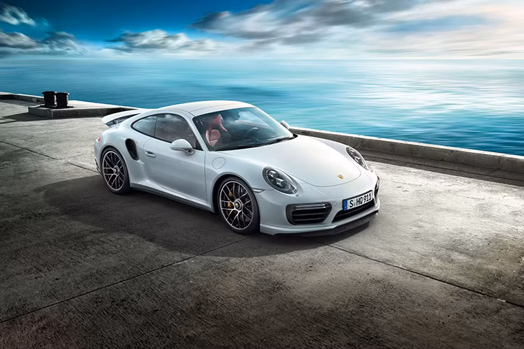 911 Carrera được trang bị Hộp số tự động 7 cấp Ly Hợp Kép của Porsche (PDK) và Gói Kích Hoạt Chức Năng Thể Thao Sport Chrono có thời gian tăng tốc từ 0 đến 100 km/giờ trong 4,2 giây (nhanh hơn 0,2 giây).