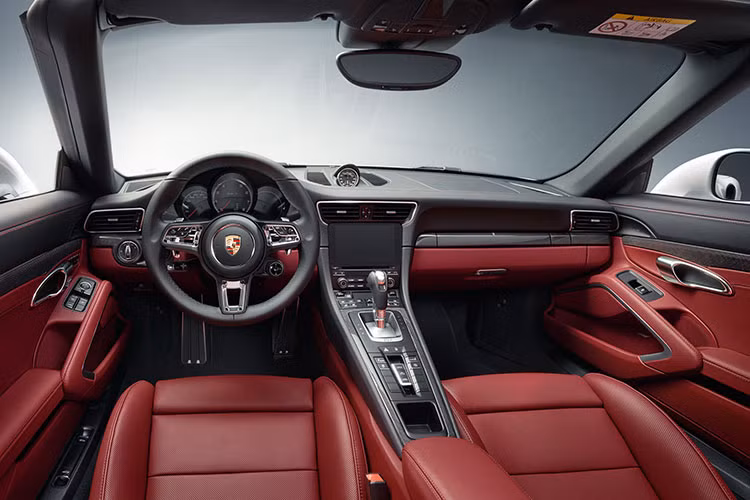  Mẫu 911 Turbo đạt mốc 100 km/giờ sau chỉ 3,0 giây và tốc độ tối đa của xe là 320 km/giờ. Các mẫu xe cũng sử dụng động cơ 6 xy-lanh tăng áp kép, mang thiết kế sắc nét cùng nhiều tính năng được cải tiến.