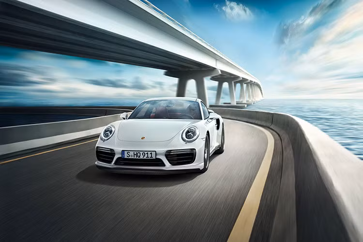 911 Turbo có dung tích 3,8 lít với công suất đạt 397 kW (540 hp). Mẫu 911 Turbo S đạt công suất 427 kW (580 hp) nhờ có tua-bin tăng áp mới với máy nén lớn hơn.