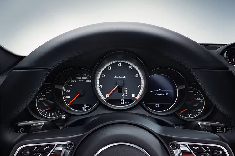 Trong thao tác vận hành điều khiển, Porsche cũng cải tiến gói thể thao Sport Chrono Package bằng việc bổ sung thêm nút chọn chế độ bố trí trên vô-lăng, kiểu như nút chế độ “hybrid”...