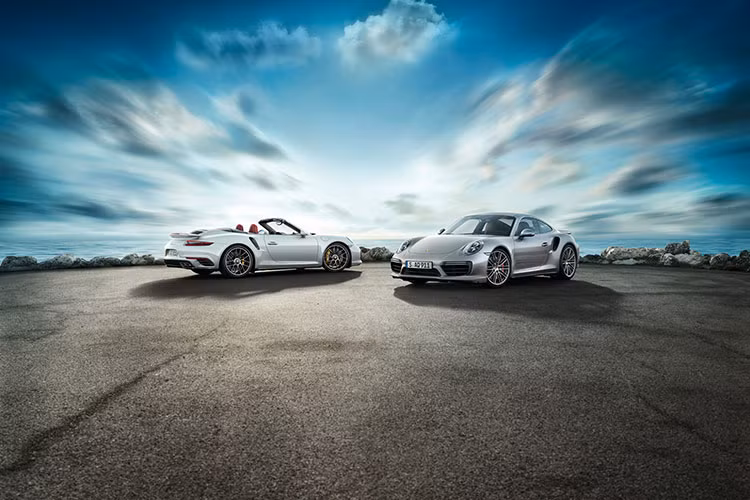 Ra mắt tại thị trường Việt Nam trong tháng 3/2016 này, Porsche sẽ giới thiệu các phiên bản đa dạng của dòng xe thể thao 911 bao gồm 911 Carrera, 911 Carrera 4 và 911 Turbo... cùng các phiên bản Porsche 911 Turbo S Cabriolet cao cấp nhất.