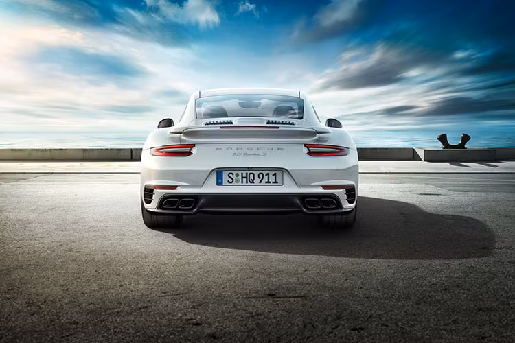 Cuối năm 2015 vừa qua, hãng xe Porsche lại một lần nữa cho ra mắt thị trường toàn cầu dòng xe thể thao 911 thế hệ mới với những đột phá về thiết kế, tiện nghi cũng như vận hành.