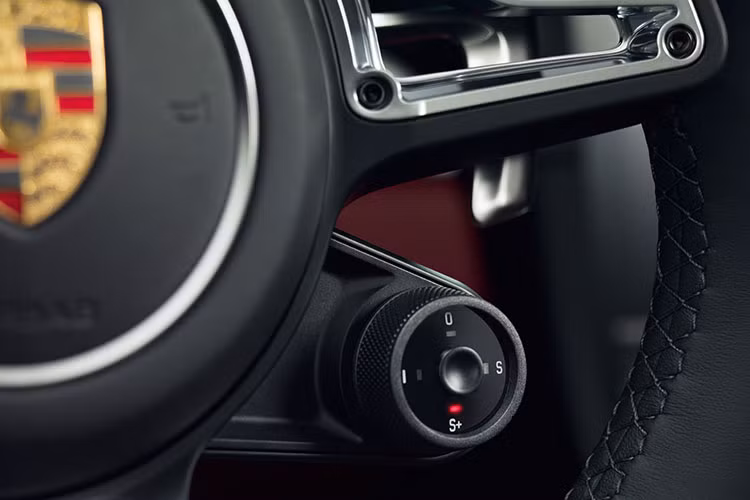 Bên trong xe, một hệ thống quản lý thông tin mới gồm một màn hiển thị đa cảm ứng tiên tiến có nhiều chức năng hơn, giúp người điều khiển đơn giản hoá các thao tác sử dụng.