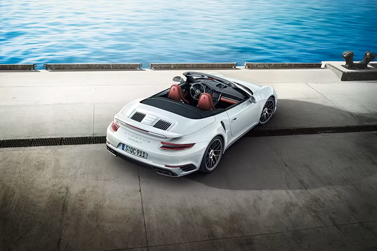 Chiều cao của xe đã được giảm 10 mm, Hệ thống Treo Chủ Động PASM được trang bị tiêu chuẩn và hệ thống dẫn động cầu sau là tùy chọn trên mẫu Carrera S.