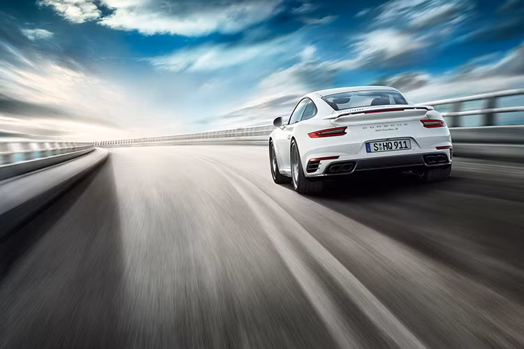 Mẫu 911 Turbo S có thể tăng tốc lên 100 km/giờ chỉ sau 2,9 giây với tốc độ tối đa là 330 km/giờ.