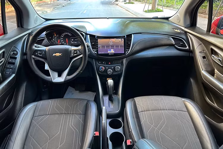 Khoang lái Chevrolet Trax khá đẹp mắt và không quá lỗi mốt ở thời điểm hiện tại. Điểm trừ là giao diện hệ thống giải trí My Link không bắt mắt, dù sao đây cũng là một chiếc xe 6 năm tuổi.