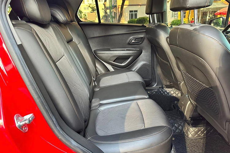 Xe còn có hỗ trợ khởi hành ngang dốc (HSA), hỗ trợ xuống dốc (HDC), cảm biến áp suất lốp. So với các mẫu xe SUV hạng B đang có trên thị trường hiện nay, Chevrolet Trax chỉ thua thiệt khi không có hệ thống an toàn chủ động. Tuy nhiên với nhu cầu đi lại cơ bản, chiếc xe vẫn đáp ứng tốt.