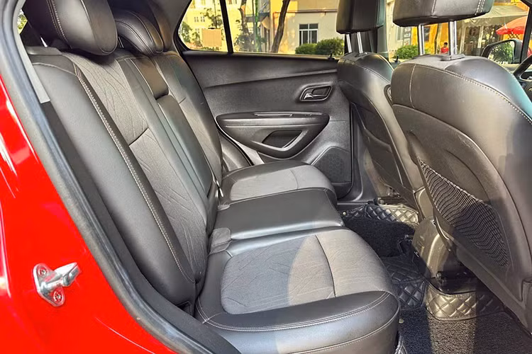 Xe còn có hỗ trợ khởi hành ngang dốc (HSA), hỗ trợ xuống dốc (HDC), cảm biến áp suất lốp. So với các mẫu xe SUV hạng B đang có trên thị trường hiện nay, Chevrolet Trax chỉ thua thiệt khi không có hệ thống an toàn chủ động. Tuy nhiên với nhu cầu đi lại cơ bản, chiếc xe vẫn đáp ứng tốt.