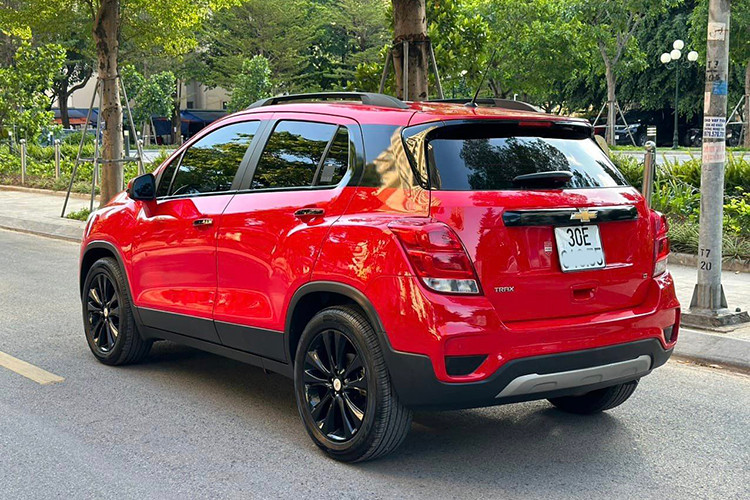 Nếu thích Hyundai Kona lại càng khó, khi Kona 2018 có giá bán gần 500 triệu đồng. Các mẫu đời cao hơn thì dao động từ 530-550 triệu. Kona thu hút khách hàng ở nhiều tính năng, tiện nghi điện tử nhưng xe khá nhỏ, không gian bên trong không thoáng như Chevrolet Trax hay Ford EcoSport. Cốp sau bị hạn chế khiến việc xếp đồ không thuận lợi.