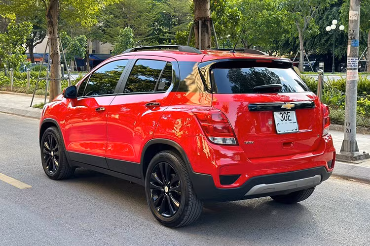 Nếu thích Hyundai Kona lại càng khó, khi Kona 2018 có giá bán gần 500 triệu đồng. Các mẫu đời cao hơn thì dao động từ 530-550 triệu. Kona thu hút khách hàng ở nhiều tính năng, tiện nghi điện tử nhưng xe khá nhỏ, không gian bên trong không thoáng như Chevrolet Trax hay Ford EcoSport. Cốp sau bị hạn chế khiến việc xếp đồ không thuận lợi.