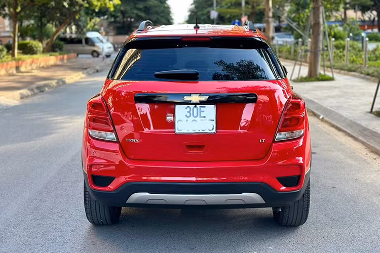 Đã 6 năm tuổi nhưng ngoại hình tổng thể Chevrolet Trax không quá cũ, xe cao ráo, đủ không gian cho 5 người lớn, các hệ thống an toàn bảo vệ người lái là khá đầy đủ.