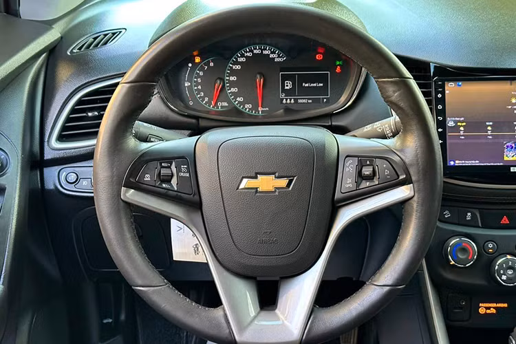 Chevrolet Trax 2017 được trang bị động cơ tăng áp 1.4 lít tạo ra công suất tối đa 140 mã lực tại vòng tua 4.900 - 6.000 vòng/phút và mô-men xoắn cực đại 200 Nm tại vòng tua 1.850 - 4.900 vòng/phút, kèm theo hộp số tự động 6 cấp.