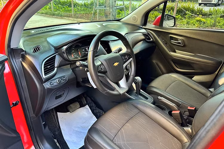 Về trang bị an toàn, Chevrolet Trax 2017 có khá nhiều công nghệ an toàn ở mức cơ bản, có thể kể đến hệ thống cân bằng điện tử (ESC), hỗ trợ phanh khẩn cấp (PBA), phân phối lực phanh điện tử (EBD), kiểm soát phanh động cơ (EDC), hệ thống chống trượt (TCS)...