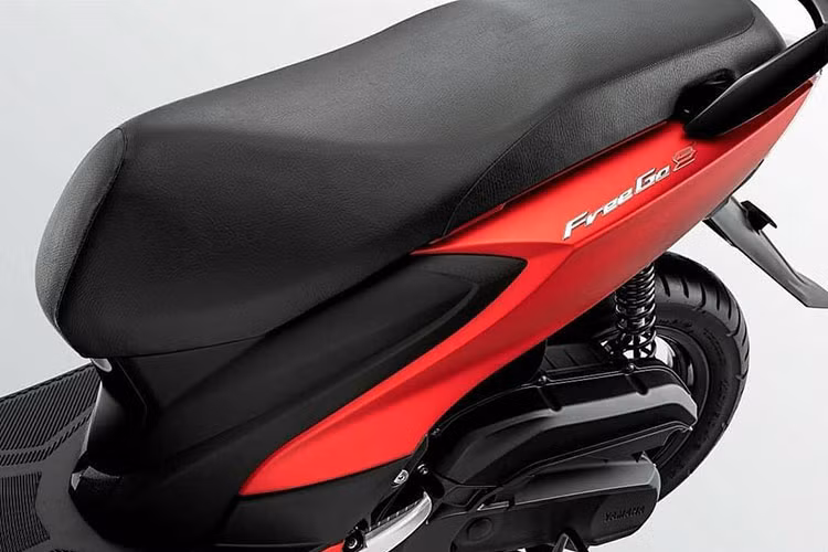 Hệ thống treo trước của xe là cặp phuộc ống lồng, đi kèm vành đúc 12 inch đa chấu đơn, với kích cỡ lốp trước là 100/90. Phanh trước của xe là loại phanh đĩa. Phiên bản S cao cấp sẽ được trang bị thêm hệ thống chống bó cứng phanh ABS tiêu chuẩn.