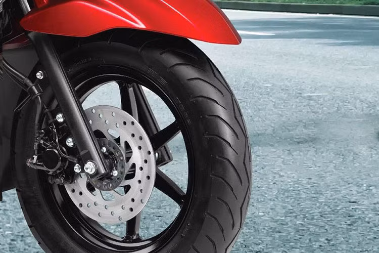 Hệ thống treo sau của xe là giảm xóc lò xo trụ, giảm chấn thủy lực, vành sau của xe cũng là vành đúc 12 inch, đi kèm lốp 110/90. Đáng tiếc là phanh sau vẫn sử dụng phanh tang trống truyền thống giôngs với NVX.