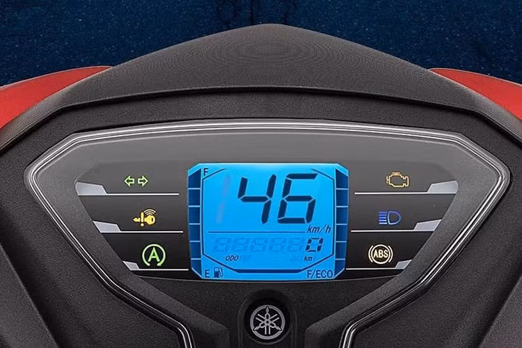 Đồng hồ của xe có thiết kế rất nhỏ gọn với màn hình full LCD dạng vuông, đèn nền LED, hiển thị các thông tin như lượng xăng, vận tốc, hành trình và khả năng tiết kiệm nhiên liệu. Hai bên bố trí hệ thống đèn báo xinhan, Smart Key và ABS (ở bản S) và một số thông tin khác.