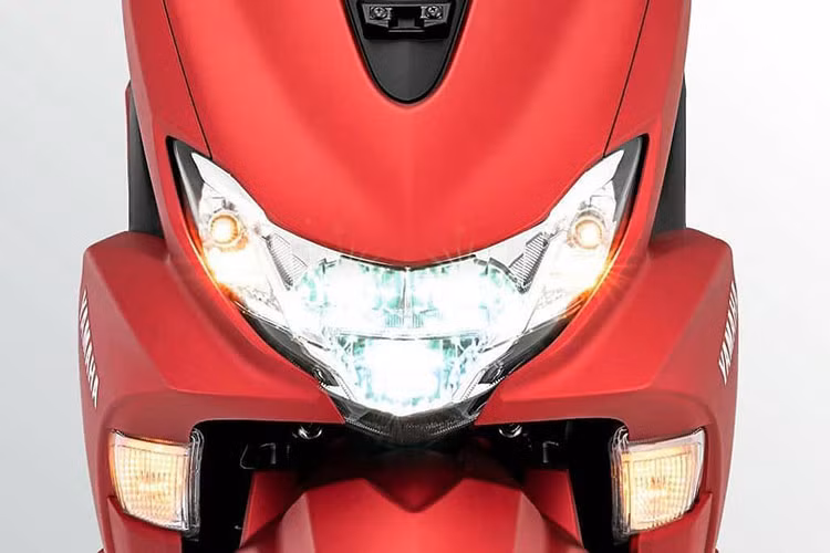 Yamaha FreeGo 125 mới lại sở hữu ngoại hình khá tương đương với người anh em NVX. Tuy nhiên thiết kế của mẫu FreeGo mới có phần mềm mại, ít góc cạnh với thân xe khá bầu bĩnh và tròn trịa tương tự như mẫu Yamaha NM-X. Ở phần đầu xe, mặt nạ có thiết kế bắt mắt với thiết kế lớn, điểm nhấn trên mặt nạ chính là cụm đèn pha LED tích hợp đèn định vị. Trong khi đó cặp đèn xinhan trước cũng được bố trí ở yếm xe.