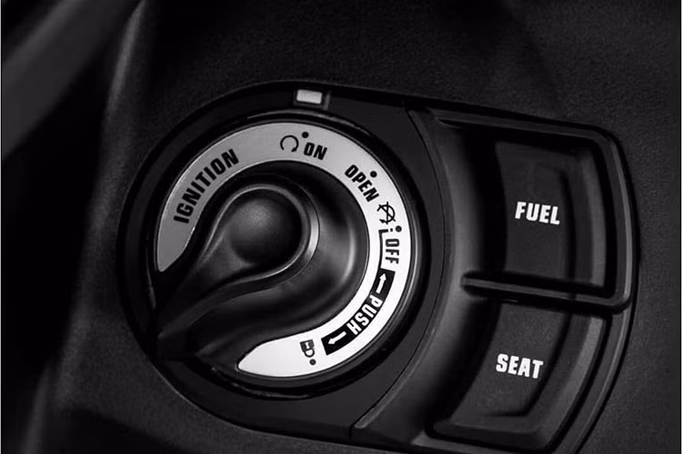 Sàn để chân của Yamaha FreeGo 2019 mới rộng rãi hơn Yamaha NVX nhờ bố trí bình xăng và nắp đổ xăng giống với mẫu Grande. Ổ khóa của xe được chia làm hai loại là khóa từ 4 trong 1 trên bản tiêu chuẩn và Smart Key trên bản S, bên cạnh đó là ổ cắm usb cho các thiết bị di động.