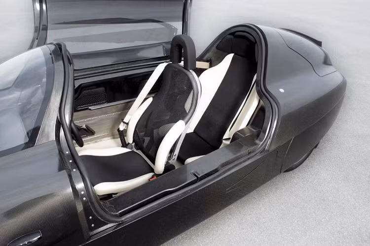 Xe được thiết kế khung, thân theo công nghệ xe đua giúp bảo vệ không bị lật trong va chạm.