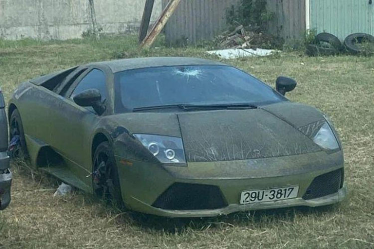 Cụ thể, nhìn vào phần đuôi của chiếc siêu xe Lamborghini Murcielago LP640-4 bỏ xó bị lực lượng chức năng tạm giữ có thể thấy độ giống xe thật khá cao, đáng quan tâm, 2 tấm lưới hốc gió phía sau không còn, để lộ ra cả quạt gió nằm chênh vênh. Chi tiết bất thường là đèn hậu xe có 3 hình tam giác nằm ngang, tuy nhiên, có thể được dán đề can.