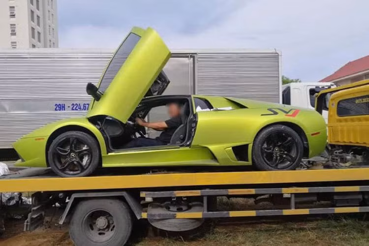 Chưa hết, điểm nhấn độc đáo trên Lamborghini Murcielago LP640 còn phải kể đến 2 mang cá bên hông động cơ sẽ trồi lên ngay khi xe được khởi động nhằm giúp "siêu bò" làm mát động cơ tốt hơn. Khi siêu xe tắt máy, 2 mang cá này sẽ được xếp lại gọn gàng.