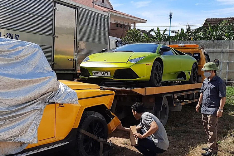 So với phiên bản tiêu chuẩn Lamborghini Murcielago, bản nâng cấp Lamborghini Murcielago LP640 thể hiện rõ sự hiếu chiến qua đèn pha góc cạnh, đèn hậu sắc nét và hốc gió trước chia thành 5 cạnh so với 4 như bản tiêu chuẩn, cuối cùng là ống xả hình lục giác.