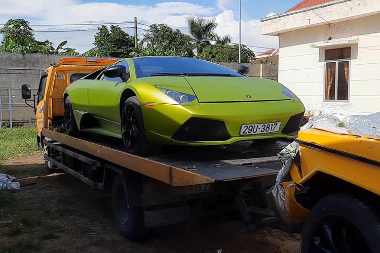Trong khi đó, Lamborghini Murcielago thế hệ đầu tiên lại được trang bị động cơ V12, dung tích chỉ 6.2 lít, sản sinh công suất tối đa 572 mã lực tại vòng tua máy 7.500 vòng/phút và mô-men xoắn cực đại 650 Nm tại vòng tua máy 5.400 vòng/phút.