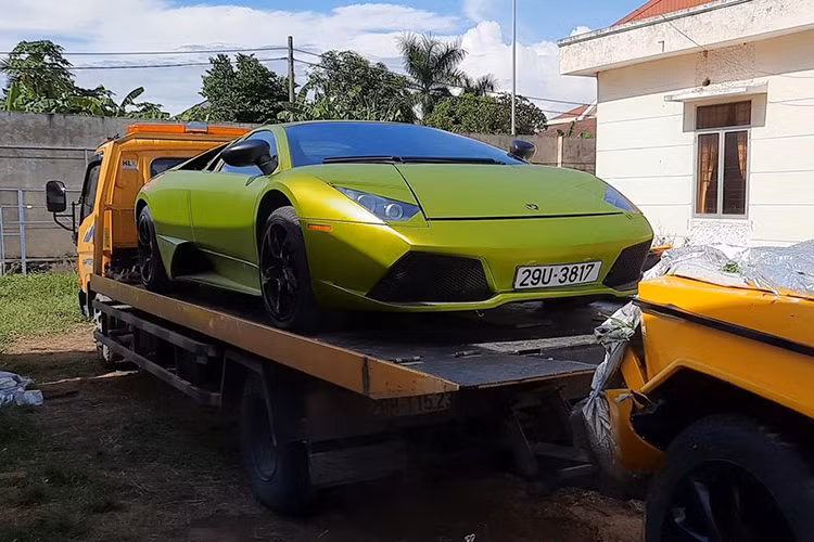 Trong khi đó, Lamborghini Murcielago thế hệ đầu tiên lại được trang bị động cơ V12, dung tích chỉ 6.2 lít, sản sinh công suất tối đa 572 mã lực tại vòng tua máy 7.500 vòng/phút và mô-men xoắn cực đại 650 Nm tại vòng tua máy 5.400 vòng/phút.