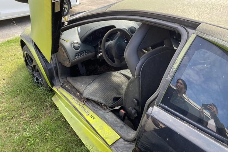 Từ chi tiết cụm đèn hậu, vòm bánh xe sau, hốc gió hông, nắp capô, đến dòng chữ Lamborghini hay ống xả, đều hoàn thiện khá sắc nét, giống như xe "zin", vì thế, đang có rất nhiều tò mò về số phận của chiếc siêu xe bí ẩn Lamborghini Murcielago LP640-4 là hàng nhái.