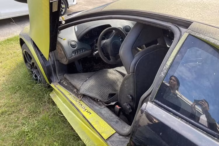 Từ chi tiết cụm đèn hậu, vòm bánh xe sau, hốc gió hông, nắp capô, đến dòng chữ Lamborghini hay ống xả, đều hoàn thiện khá sắc nét, giống như xe "zin", vì thế, đang có rất nhiều tò mò về số phận của chiếc siêu xe bí ẩn Lamborghini Murcielago LP640-4 là hàng nhái.