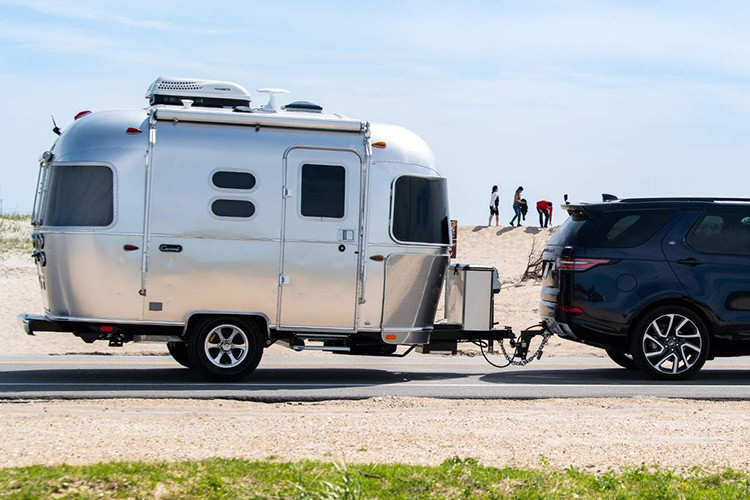 Ngoài ra, khách hàng có thể mua thêm tùy chọn mái che bằng vải. Caravel cũng có sẵn các lựa chọn kích thước bánh xe như: 16, 19, 20 và 22 inch.