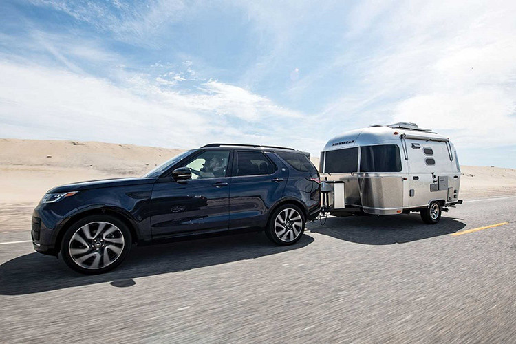 Hãng sản xuất nhà di động Airstream có lịch sử khá lâu đời, bắt đầu từ năm 1929 công ty này thương sản xuất ra những mẫu nhà kéo theo xe khá bắt mắt. Mới đây hãng này lại vừa cho ra mắt hai mẫu xe du lịch đầu kéo trục đơn có tên Bambi và Caravel mới.