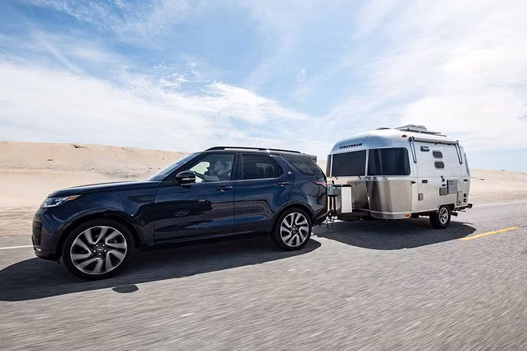 Hãng sản xuất nhà di động Airstream có lịch sử khá lâu đời, bắt đầu từ năm 1929 công ty này thương sản xuất ra những mẫu nhà kéo theo xe khá bắt mắt. Mới đây hãng này lại vừa cho ra mắt hai mẫu xe du lịch đầu kéo trục đơn có tên Bambi và Caravel mới.